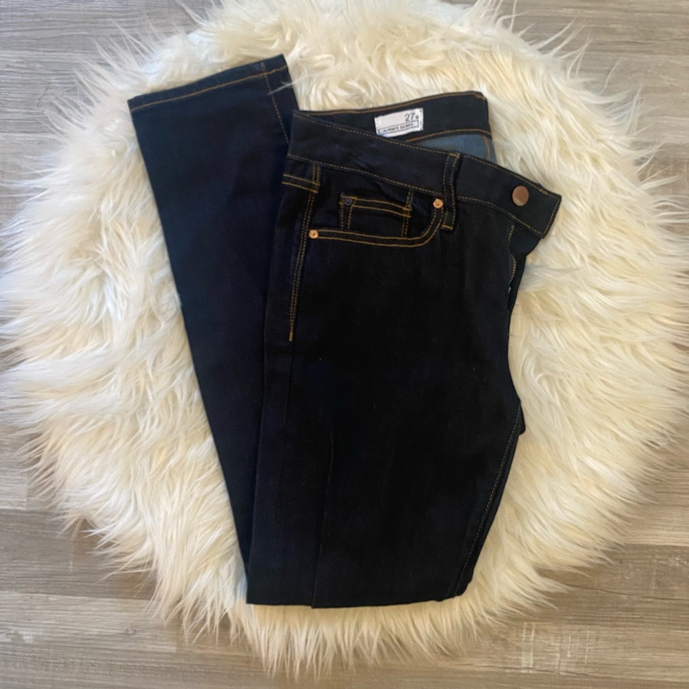 Like new dark washed jeans